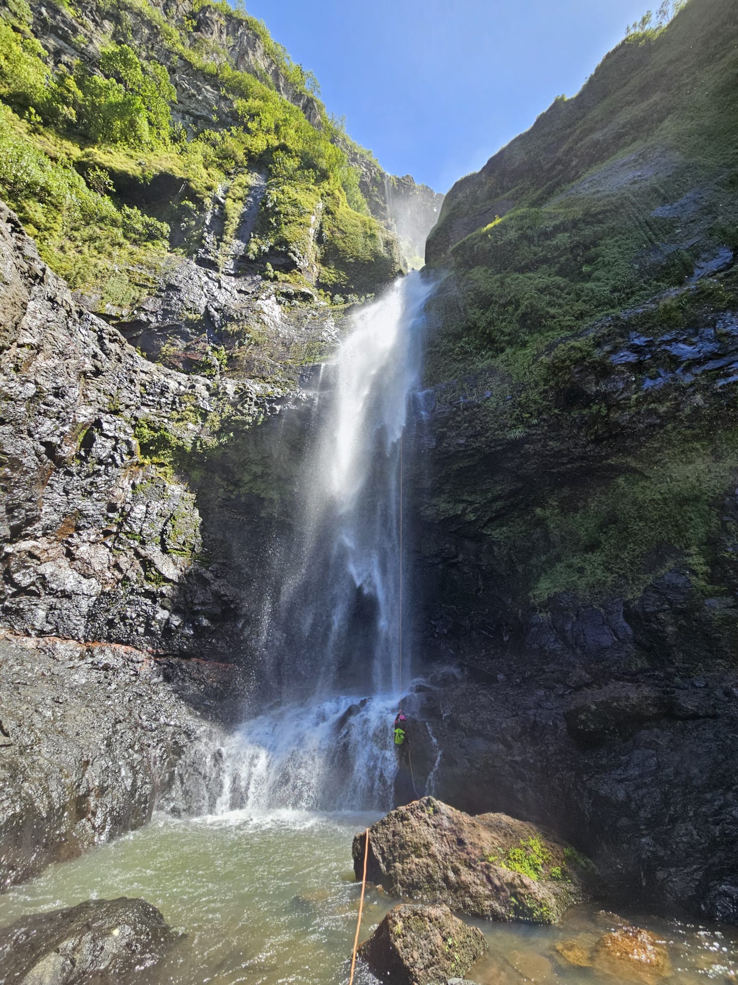 Beeindruckender Wasserfall zwischen grünen Felswänden.