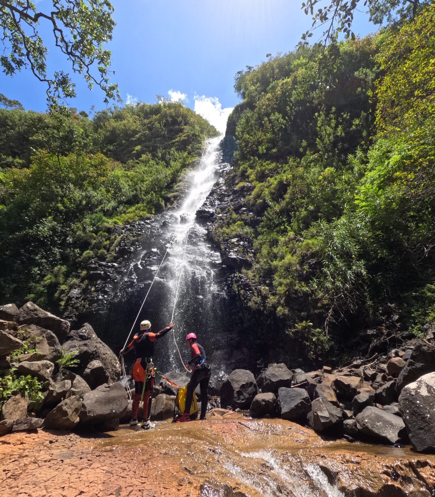 Gemeinsam am Fuß eines Wasserfalls auf Mauritius.