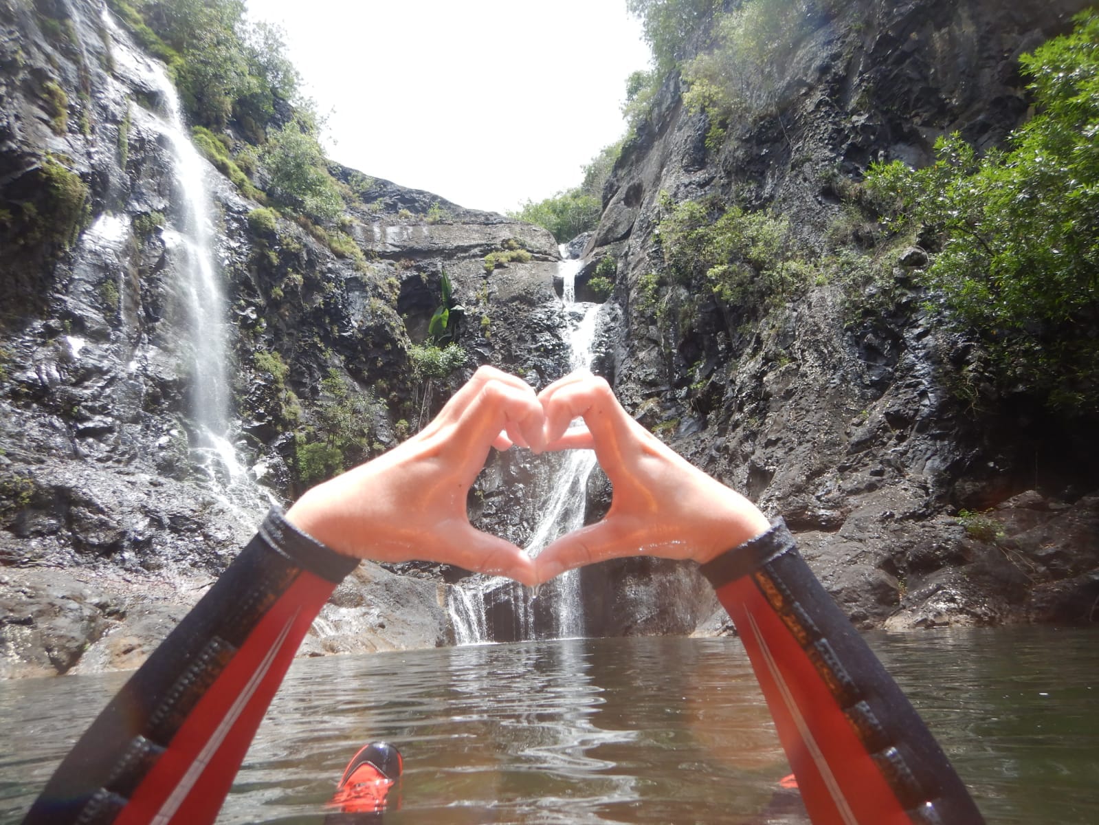 Canyoning zwischen Felsen, Wasser und tropischer Vegetation – ein Herz für Mauritius.